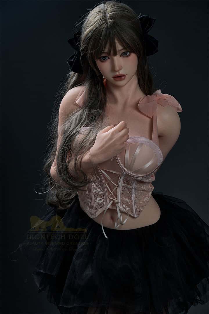 Test de la poupée Irontech Wonder Dolly T4 : découvrez le réalisme de cette poupée sexuelle en silicone de 159 cm avec bonnet F et texture de peau réaliste.