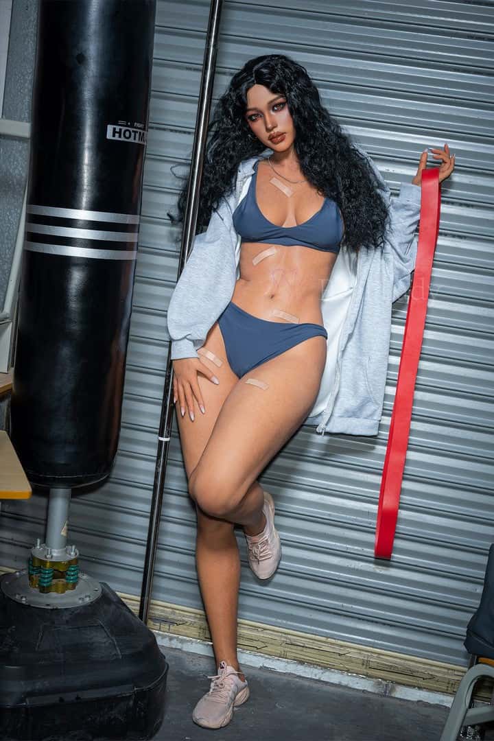 Test de la Real Lady Doll S42 : découvrez la poupée sexuelle en silicone premium de 170 cm avec bonnet D