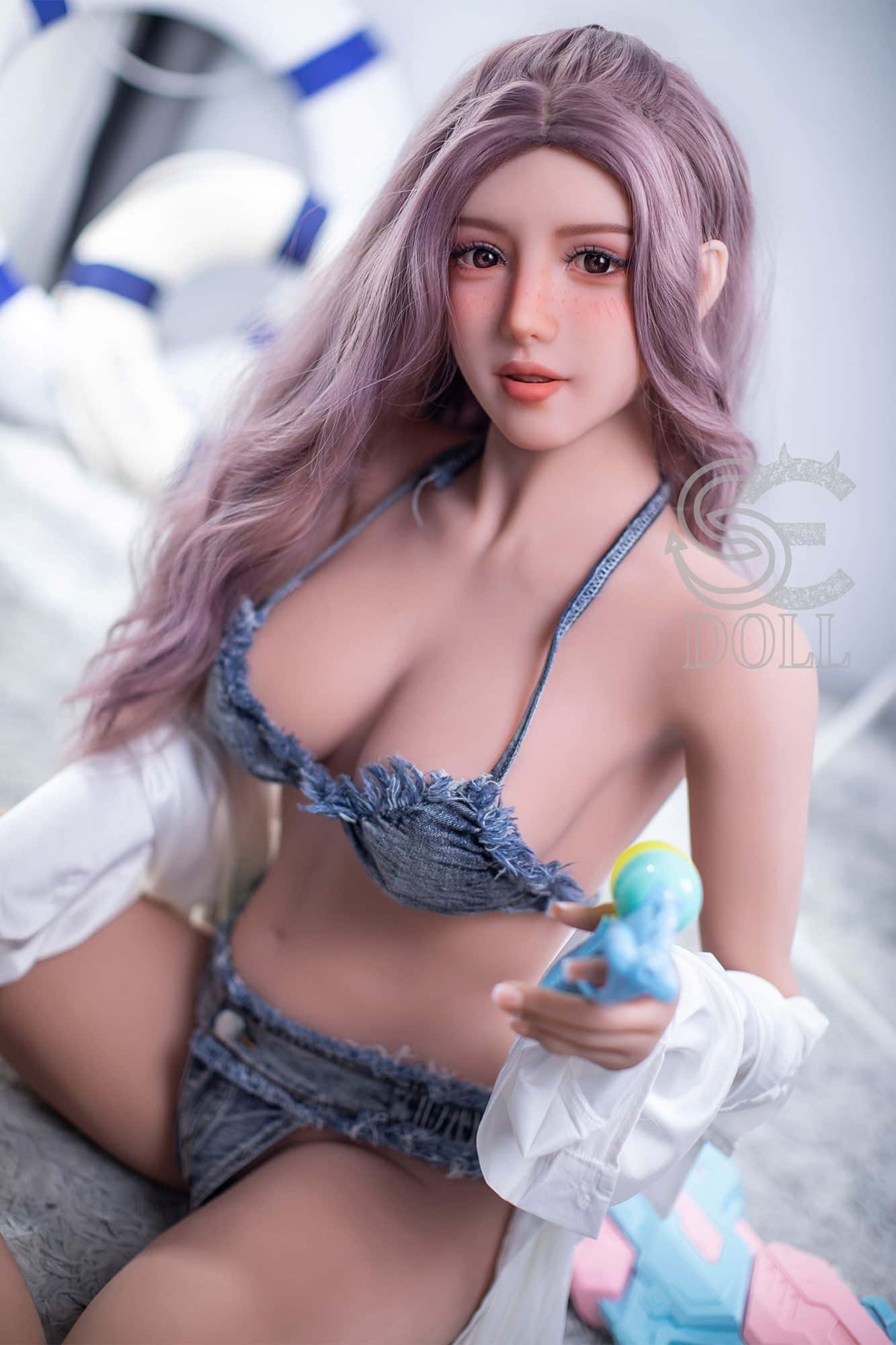 Test de SEDOLL Yasmin : découvrez les fonctionnalités de la poupée sexuelle blanche SEDOLL avec fellation et rotation de la taille.